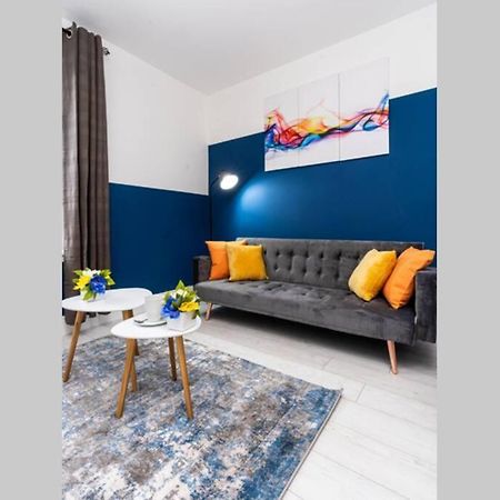Cheerful 2 Bedroom Homely Apartment, Sleeps 4 Guest Comfy, 1X Double Bed, 2X Single Beds, Free Parking, Free Wifi, Suitable For Business, Leisure Guest, Contractors, Qe Hospital, Glasgow, Near Airport & City Centre Kültér fotó